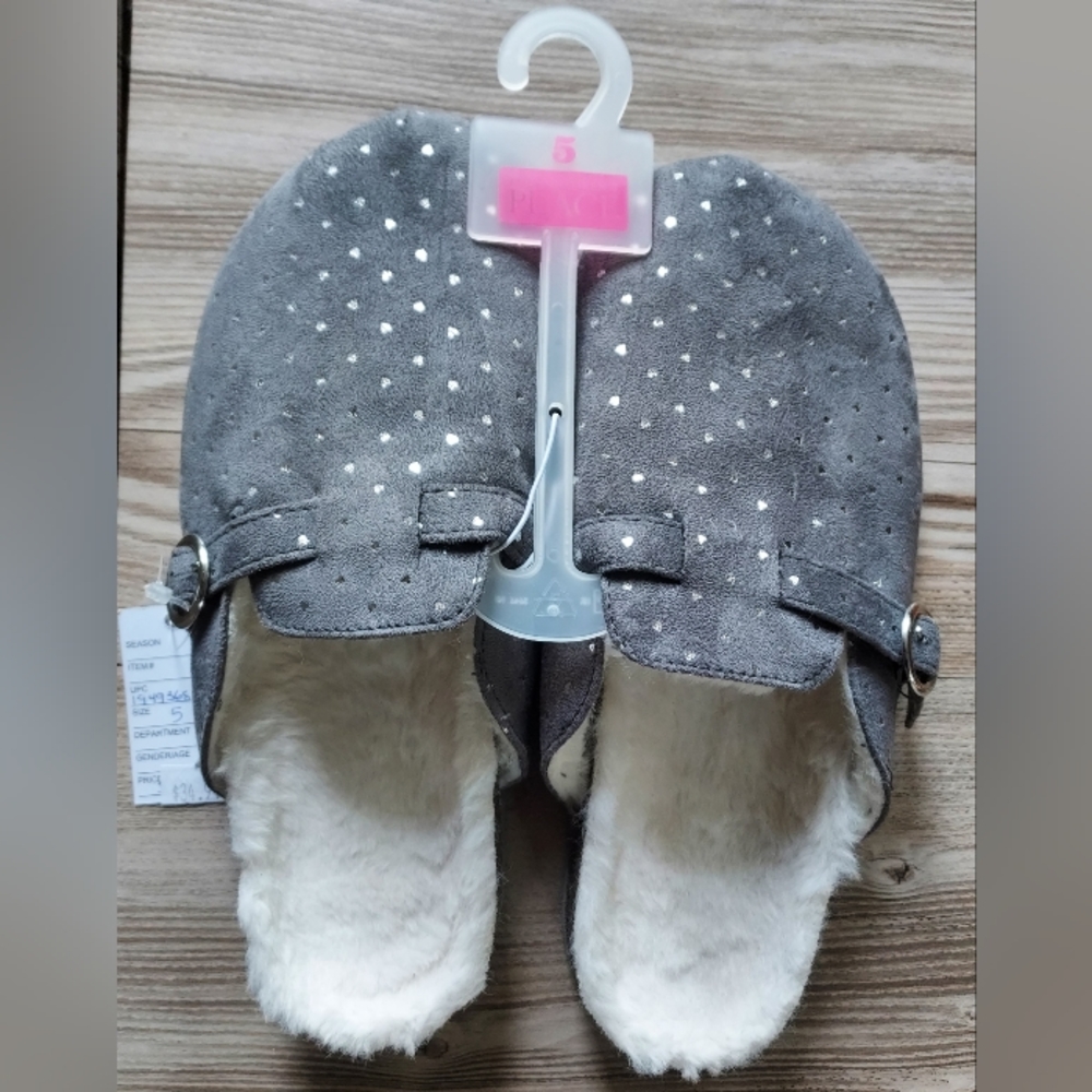 The Children's Place Girls  slip on flats/Slippers. Condition is NEW WITH TAGS.